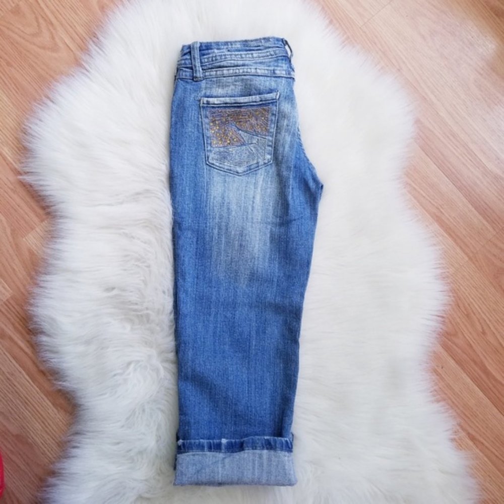 Capri Jeans - Distressing, Embroidery & Rhinestone - Picture 4 of 7